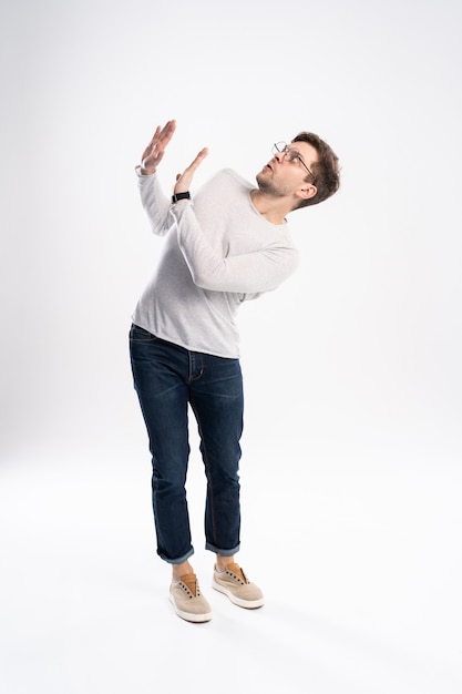 Homme effrayé debout isolé sur fond blanc studio