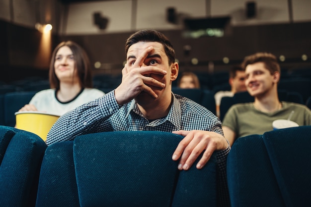 Homme effrayé, regarder un film au cinéma. Showtime, divertissement