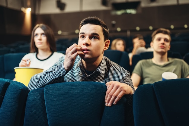 Homme effrayé, regarder un film au cinéma