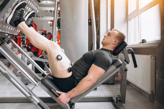 Homme avec des électrodes électrostimulatrices