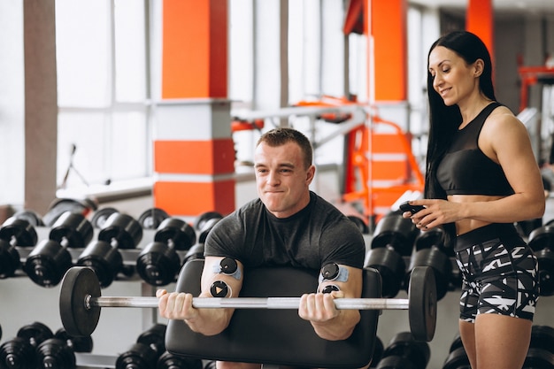 Homme avec des électrodes de physiothérapeute et électrostimulateur