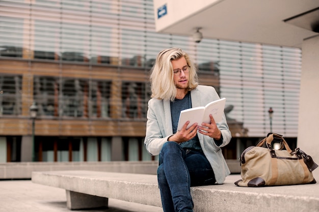 Homme élégant après le travail