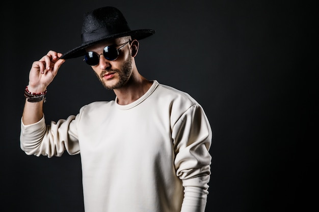 Homme élégant au chapeau et des lunettes de soleil