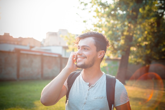 homme élégant au téléphone