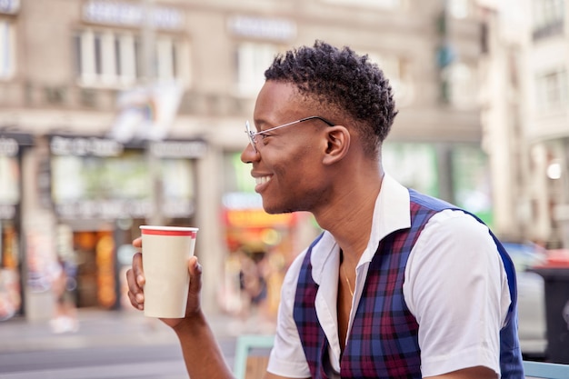 Homme élégant buvant du café dans la rue