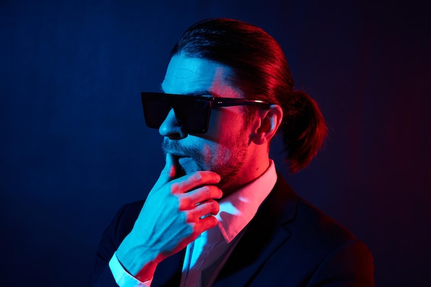 Homme élégant costume de style moderne lunettes de soleil de mode néon