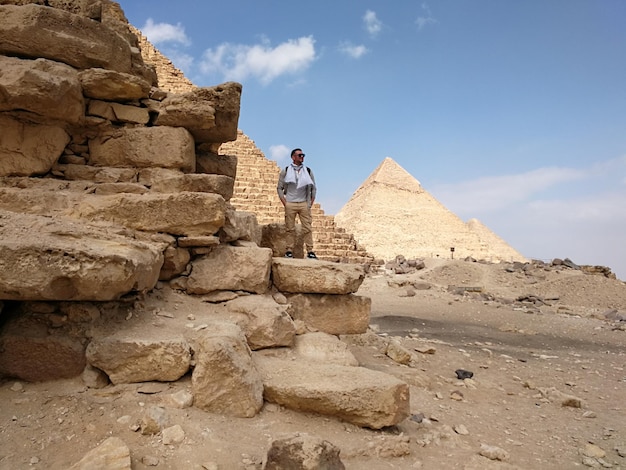 Homme élégant dans le contexte des pyramides de Gizeh