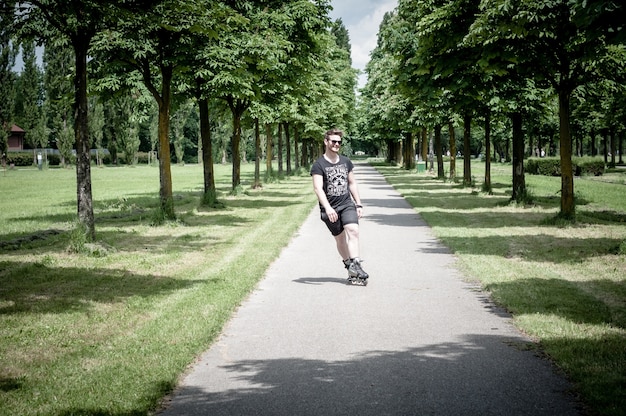 homme élégant dans le parc