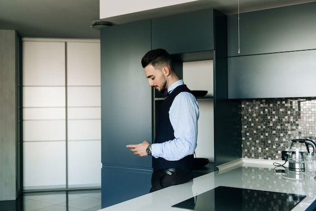 Homme élégant dans une pièce moderne