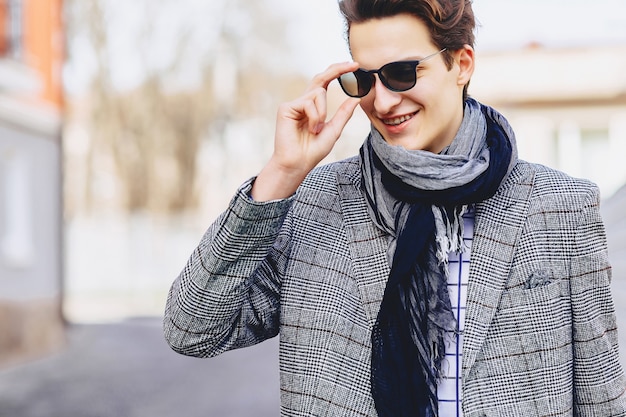 Homme élégant à lunettes de soleil sur la rue