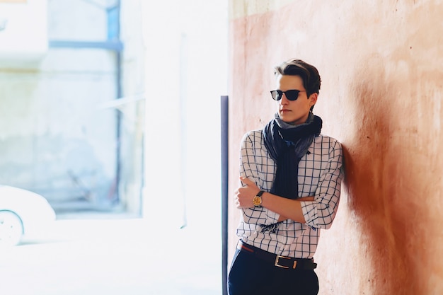 Homme élégant à lunettes de soleil sur la rue