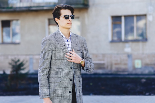 Homme élégant à lunettes de soleil sur la rue