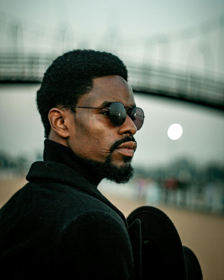 Photo un homme élégant avec des lunettes de soleil