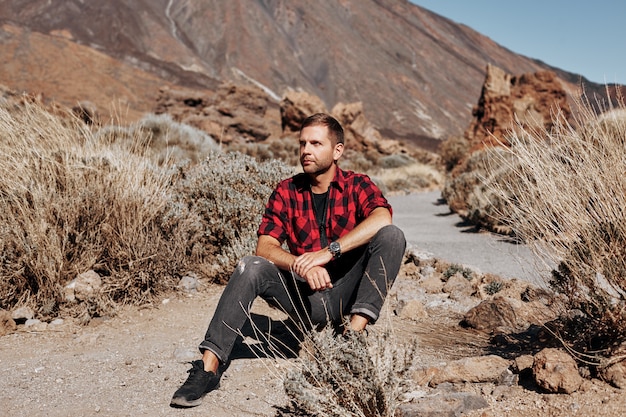 Homme élégant et à la mode avec un style hipster sur les montagnes.