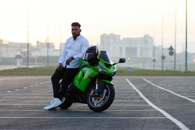 Homme élégant à moto en soirée