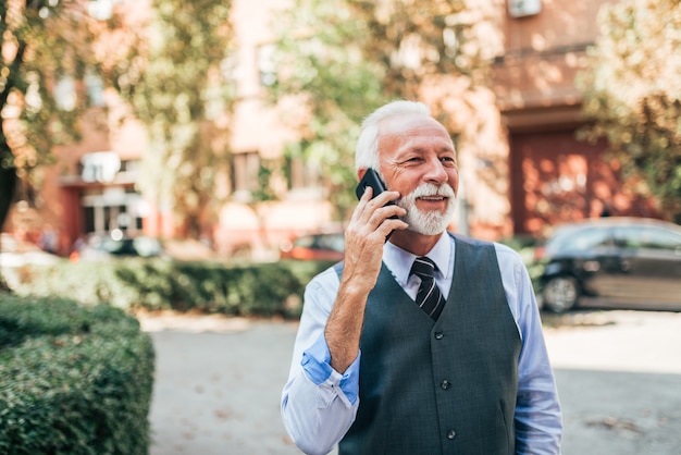 Homme élégant parlant au téléphone.