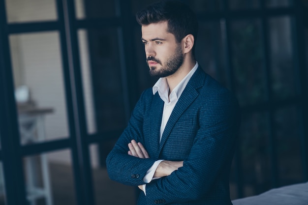 Homme élégant posant à l'intérieur