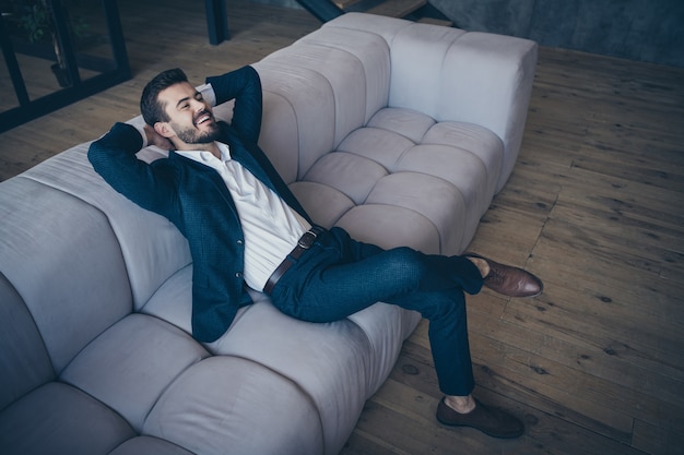 Homme élégant posant à l'intérieur