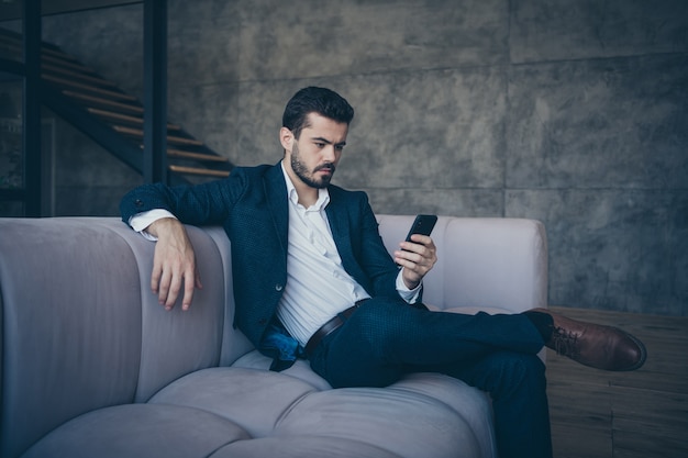 Homme élégant posant à l'intérieur