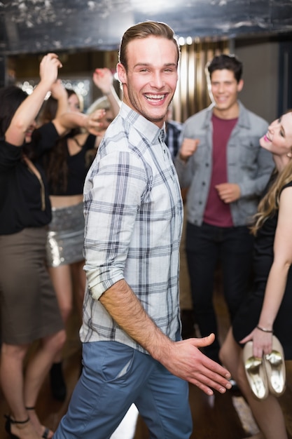 Homme élégant, souriant sur le dancefloor