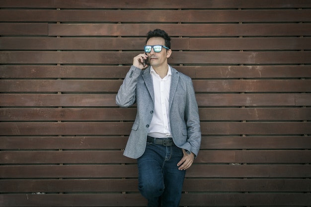 Homme élégant en tenue à la mode parlant au téléphone