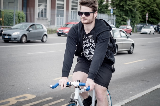 homme élégant en vélo