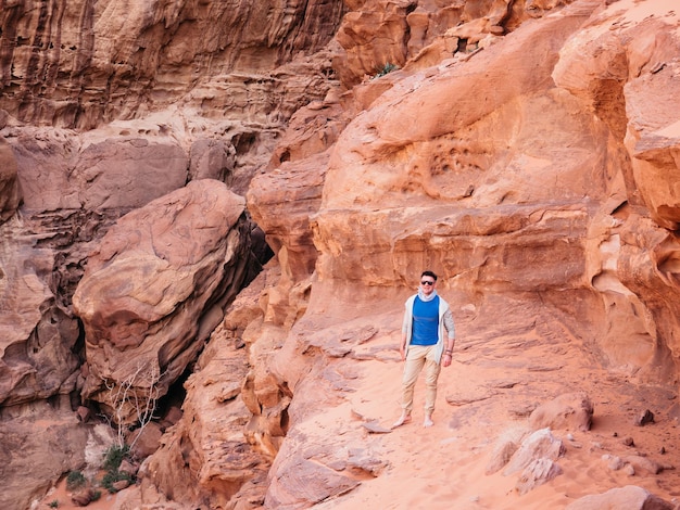 L'homme élégant et les vues du Wadi Rum