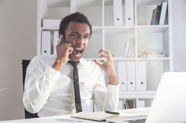 Homme élevant la voix au téléphone