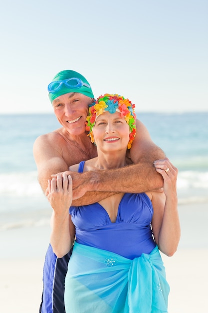 Homme embrassant sa femme à la plage