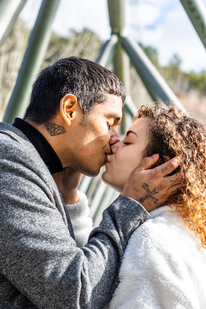 Photo homme embrassant sa petite amie à l'extérieur guy étreignant et embrassant sa petite amie