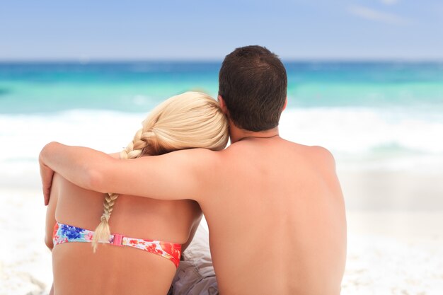 Homme embrassant sa petite amie pendant qu&#39;ils regardent la mer