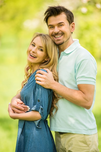 L&#39;homme embrasse une femme dans un beau bois.