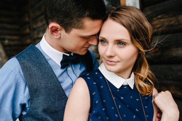 Un homme embrasse une femme tendre