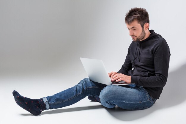 Homme émotif et cahier