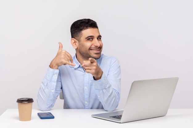 Homme émotionnel assis et travaillant au bureau