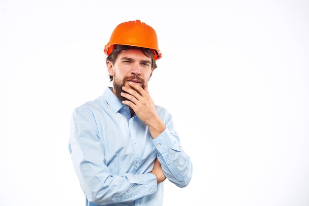 Homme émotionnel dans le mode de vie de travail de l'industrie de la construction de peinture orange