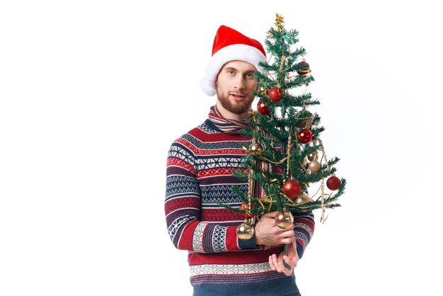 Homme émotionnel dans les vêtements du Nouvel An39s décoration noël fond isolé