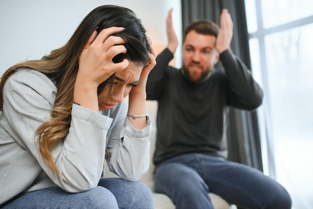 Un homme émotionnel faisant des gestes et criant à sa femme un jeune couple qui se dispute à la maison concept de violence domestique