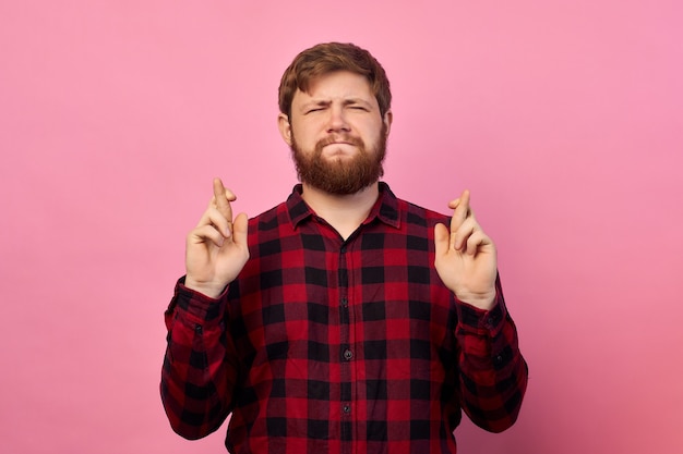 Homme avec des émotions sur son visage et une barbe