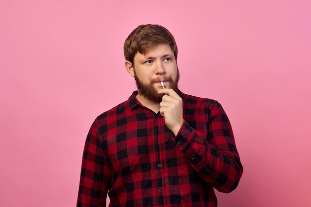 Homme avec des émotions sur son visage et une barbe