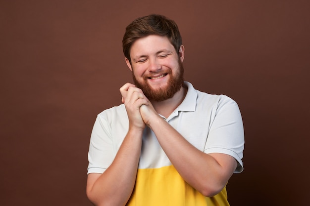 Homme avec des émotions sur son visage et une barbe