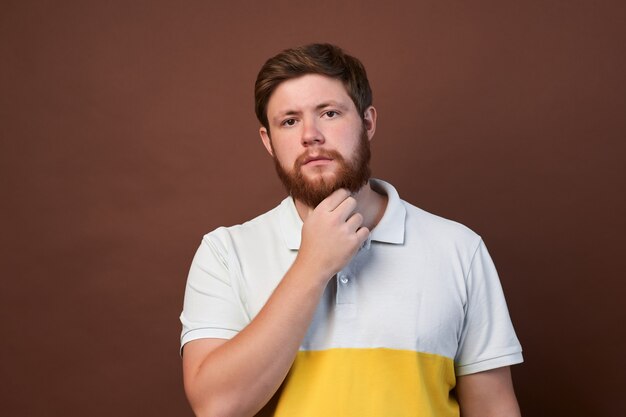 Homme avec des émotions sur son visage et une barbe