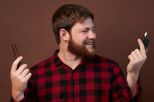 Homme avec des émotions sur son visage et une barbe