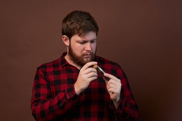 Homme avec des émotions sur son visage et une barbe