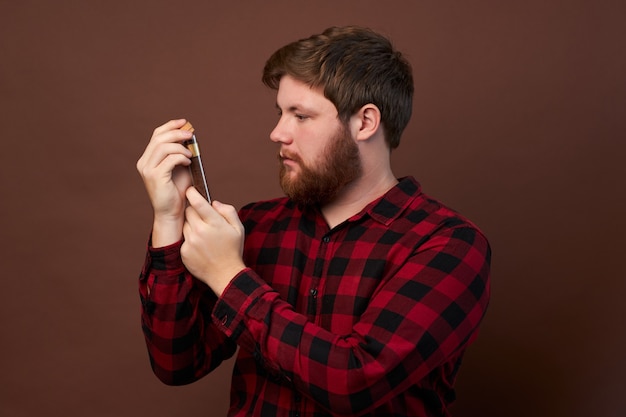 Homme avec des émotions sur son visage et une barbe