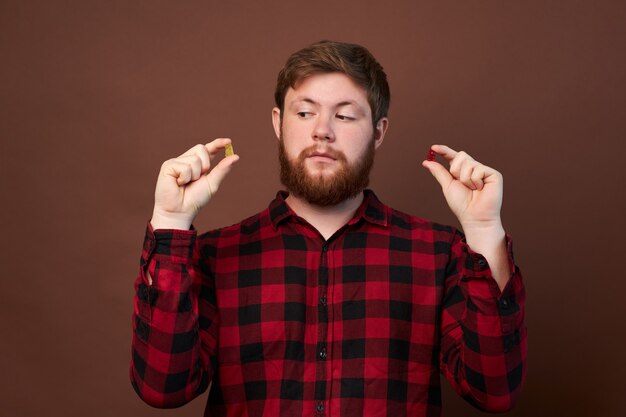 Homme avec des émotions sur son visage et une barbe