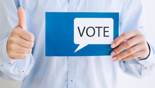 Photo homme encourageant le vote avec une bulle de vote