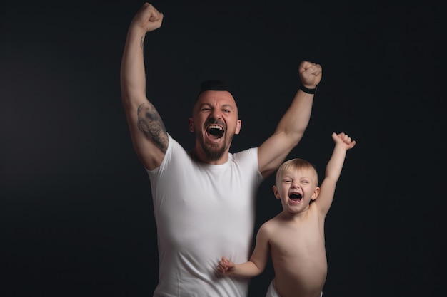 Un homme et un enfant célèbrent avec leurs bras en l'air.