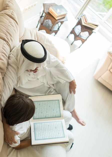 Homme avec enfant, livre de lecture