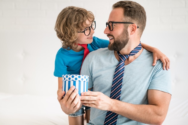 Homme et enfant à la maison. Père et enfant s'amusant ensemble.